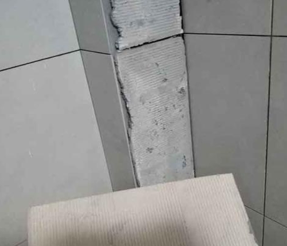 无极瓷砖空鼓维修公司分享下厨房瓷砖脱落的补救措施。